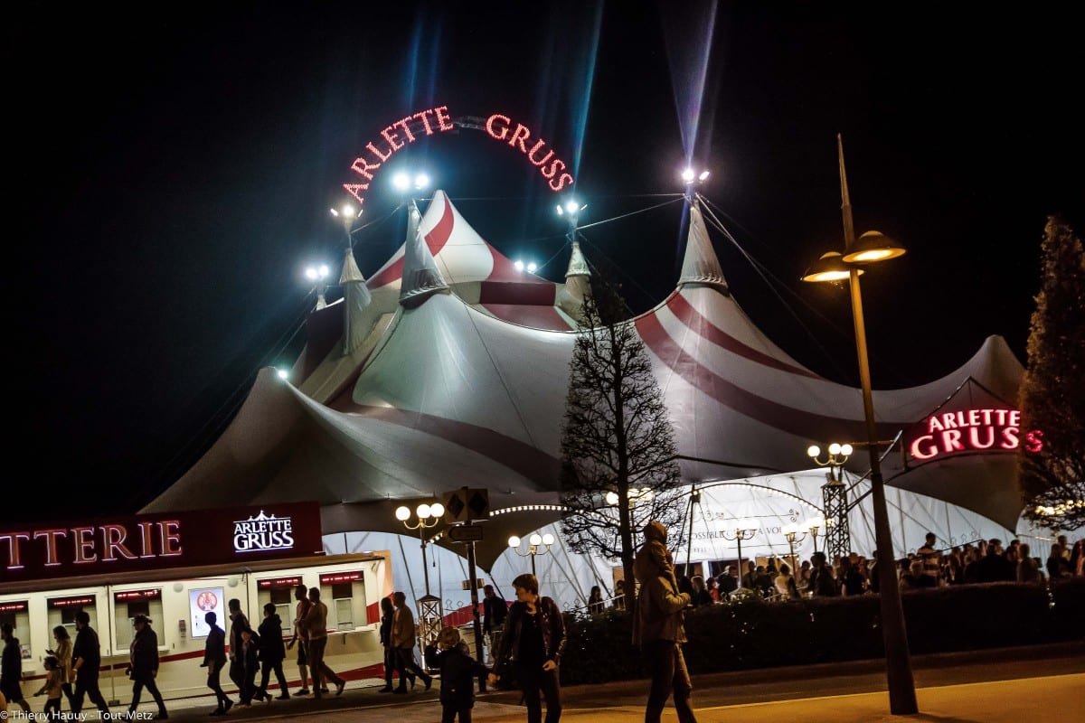 Fin du spectacle pour le Cirque Arlette Gruss, qui s'est installé à Thionville du 24 au 26 avril 2015.